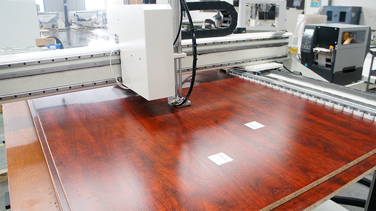 Utilizzando l'attrezzatura del centro di lavoro CNC EXCITECH con magazzino utensili a carosello, Henan-DAESHIN ha creato DASHIN HOME DESIGN FACTORY, che è stato premiato come progetto pilota nazionale di produzione intelligente.