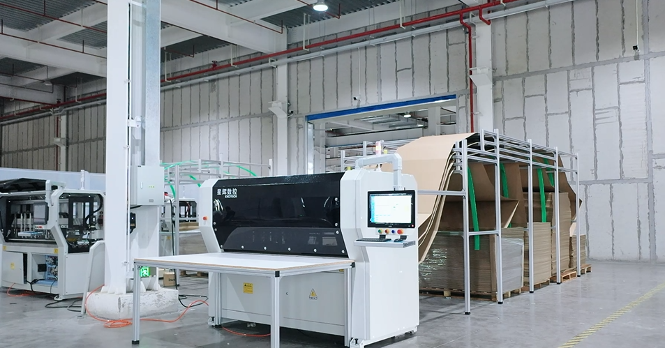 Excitech lancia una macchina per cartone ad alta velocità per l'industria dell'imballaggio di pannelli per fabbriche di mobili.