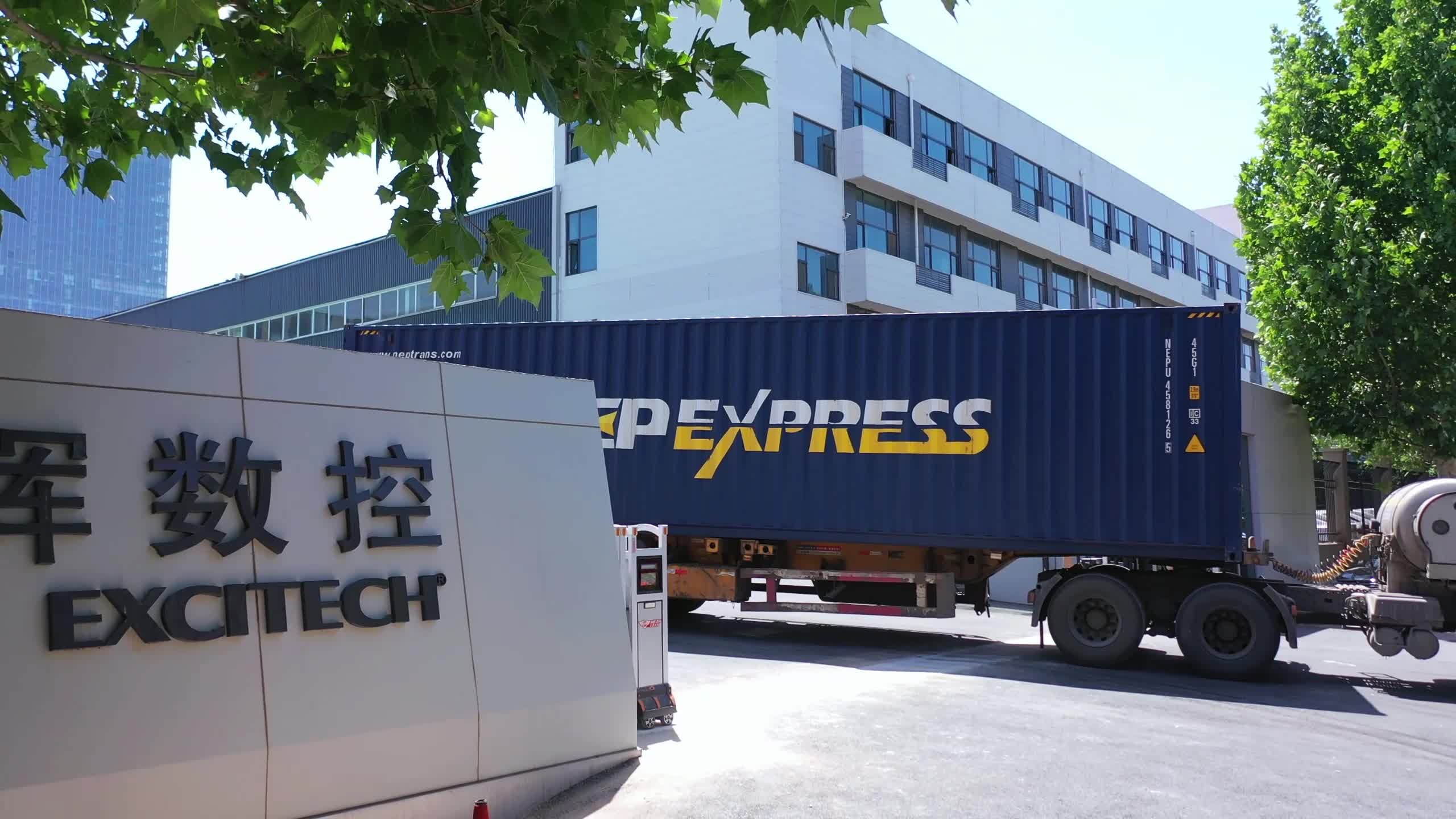 La fabbrica Excitech sta inviando gli ordini dei clienti. Consegnare la merce in sicurezza alla fabbrica del cliente